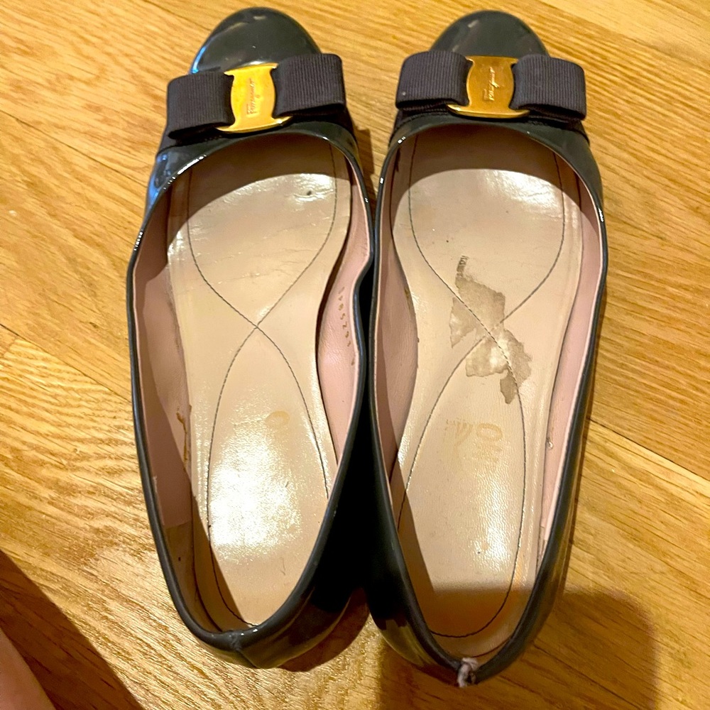 Classic grey Ferragamo varina flats